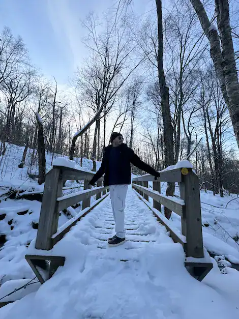 Aquí, en un bosque cubierto de nieve en los Estados Unidos. Me sentí libre, creyendo en mí y disfrutando de mi propio proceso.